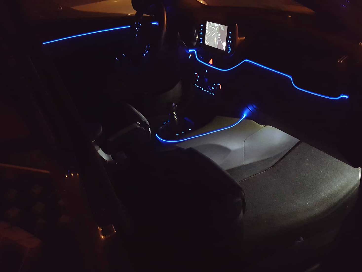 Auto Tacho mit blauem LED-Licht. Moderne Innenraum Stockfotografie